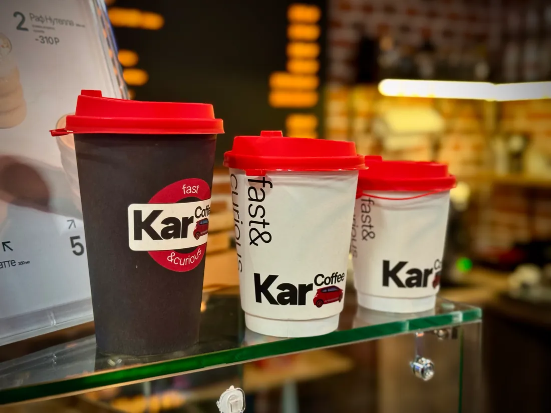 Фирменные стаканы KarCoffe у кофейной стойки