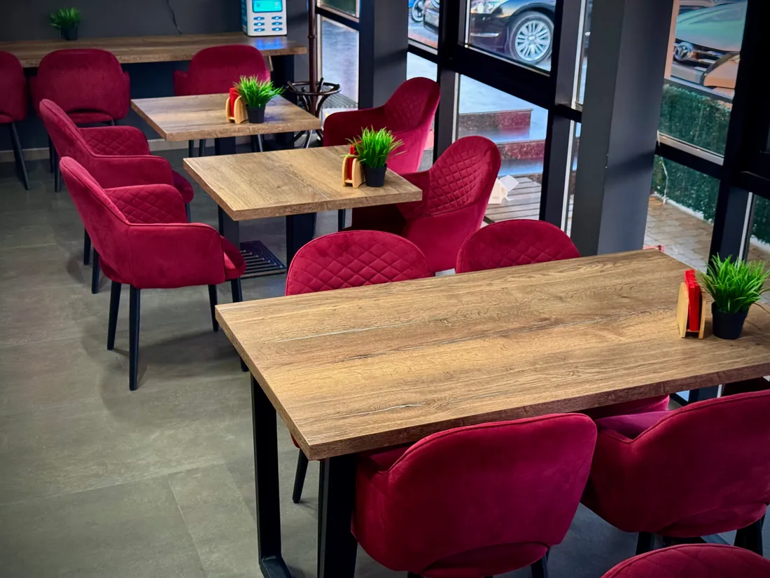 Столики у окон и красные кресла в кафе KarCoffe